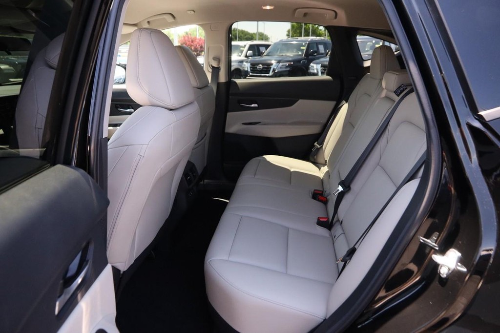 Nissan Murano Vehicle Full-screen Gallery Image 10