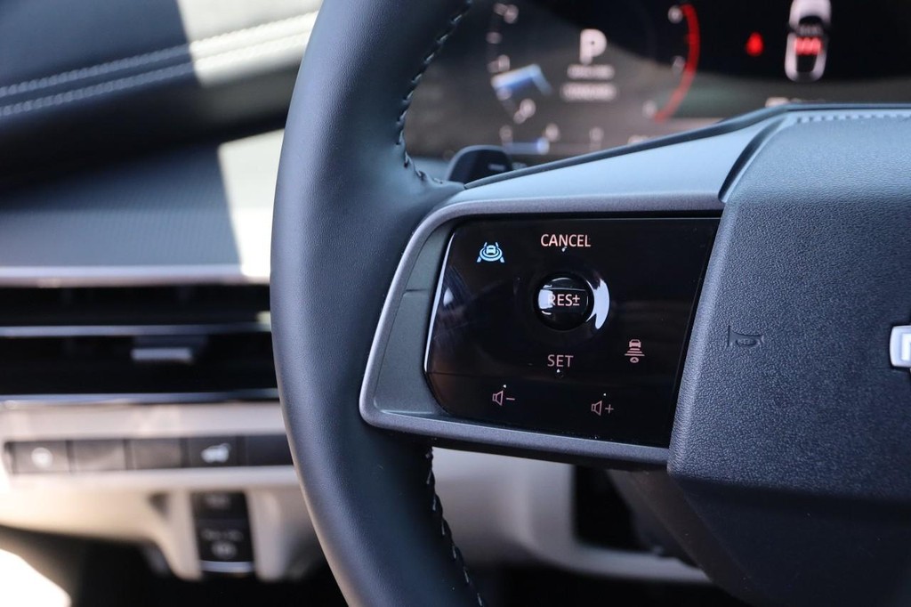 Nissan Murano Vehicle Full-screen Gallery Image 12