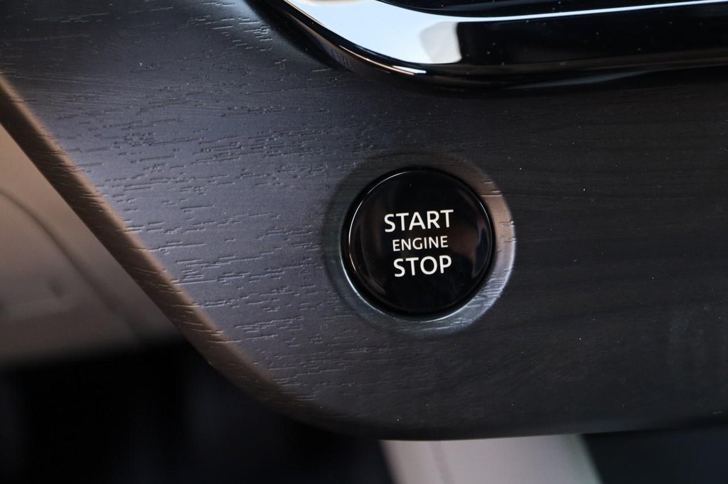 Nissan Murano Vehicle Full-screen Gallery Image 15