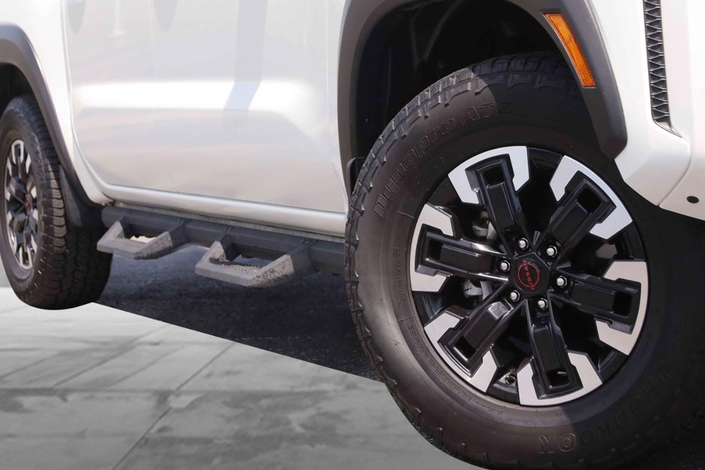 Nissan Frontier Vehicle Full-screen Gallery Image 3