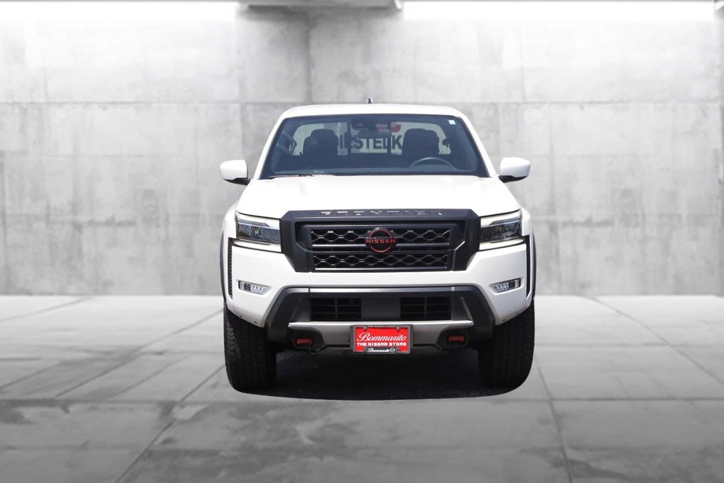 Nissan Frontier Vehicle Full-screen Gallery Image 4