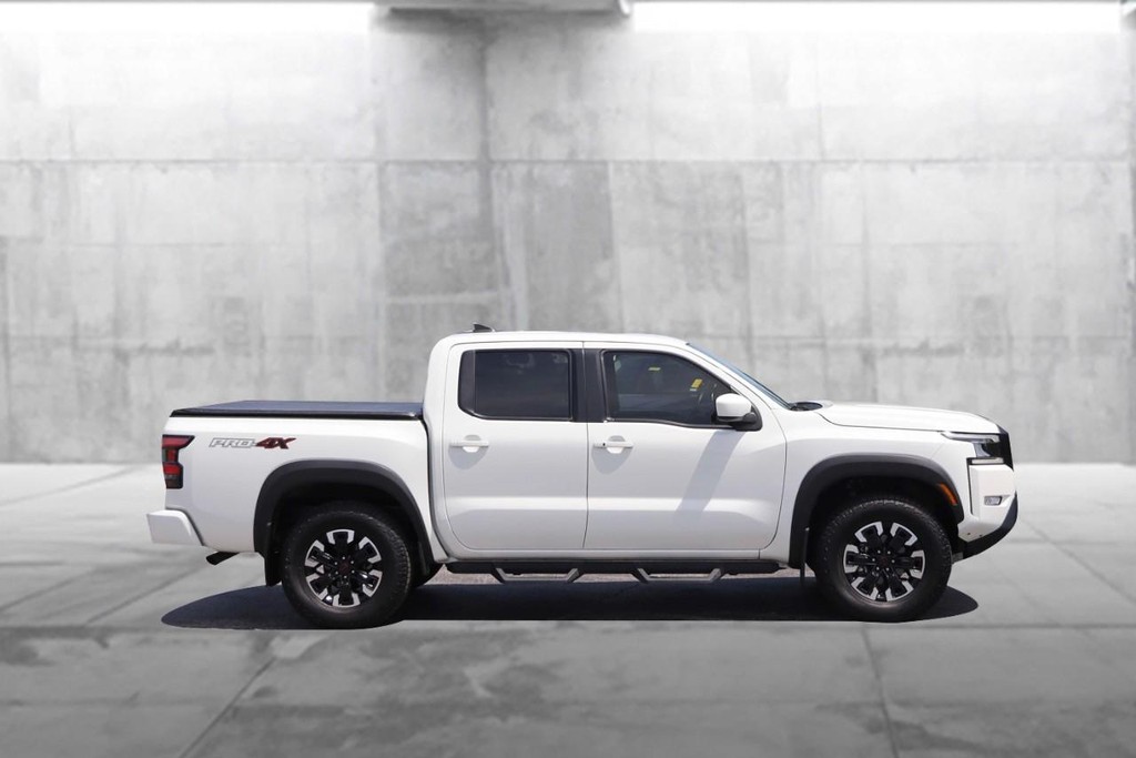 Nissan Frontier Vehicle Full-screen Gallery Image 5