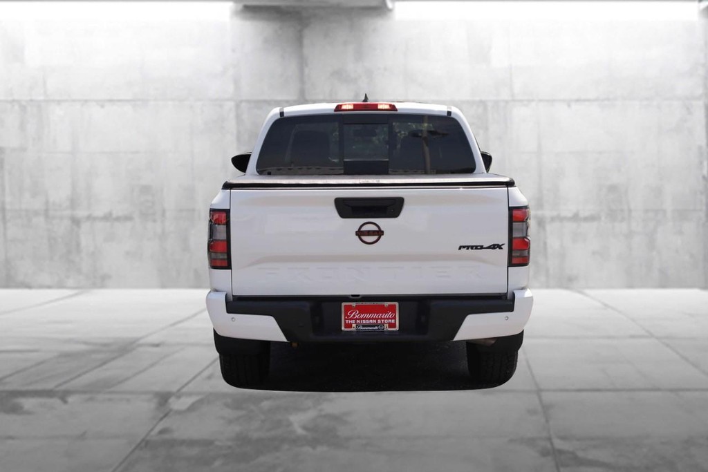 Nissan Frontier Vehicle Full-screen Gallery Image 6