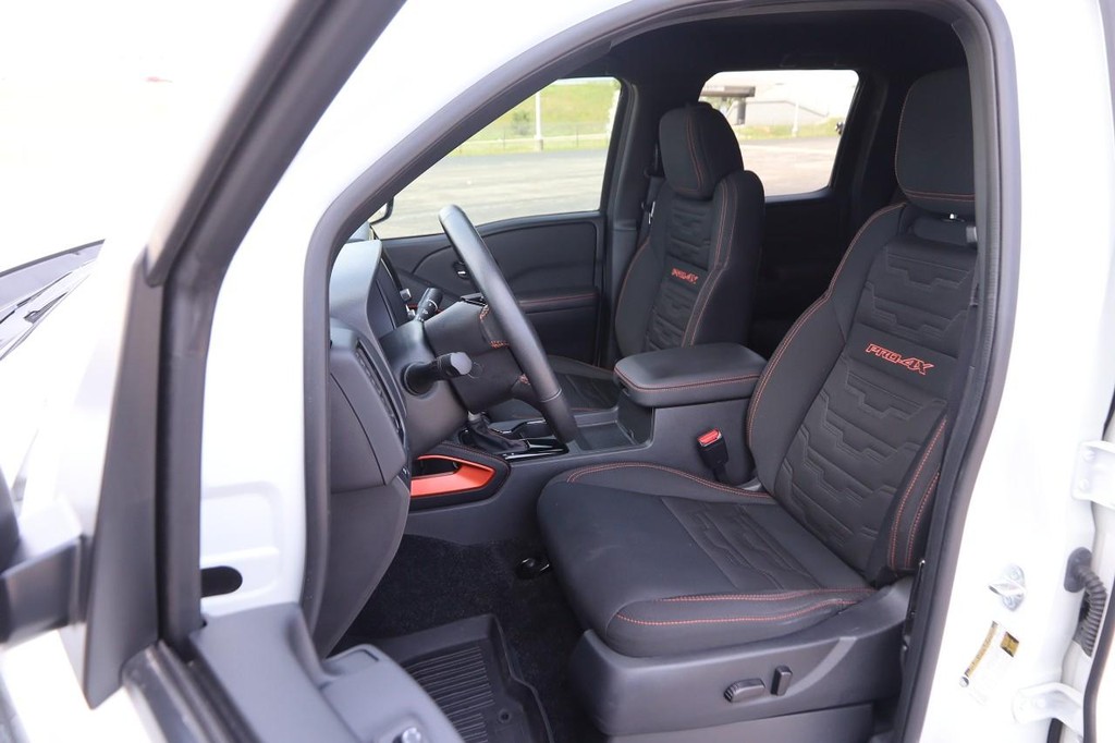 Nissan Frontier Vehicle Full-screen Gallery Image 8