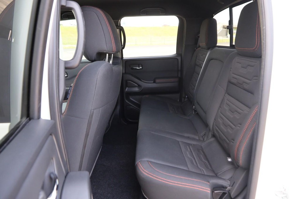 Nissan Frontier Vehicle Full-screen Gallery Image 9