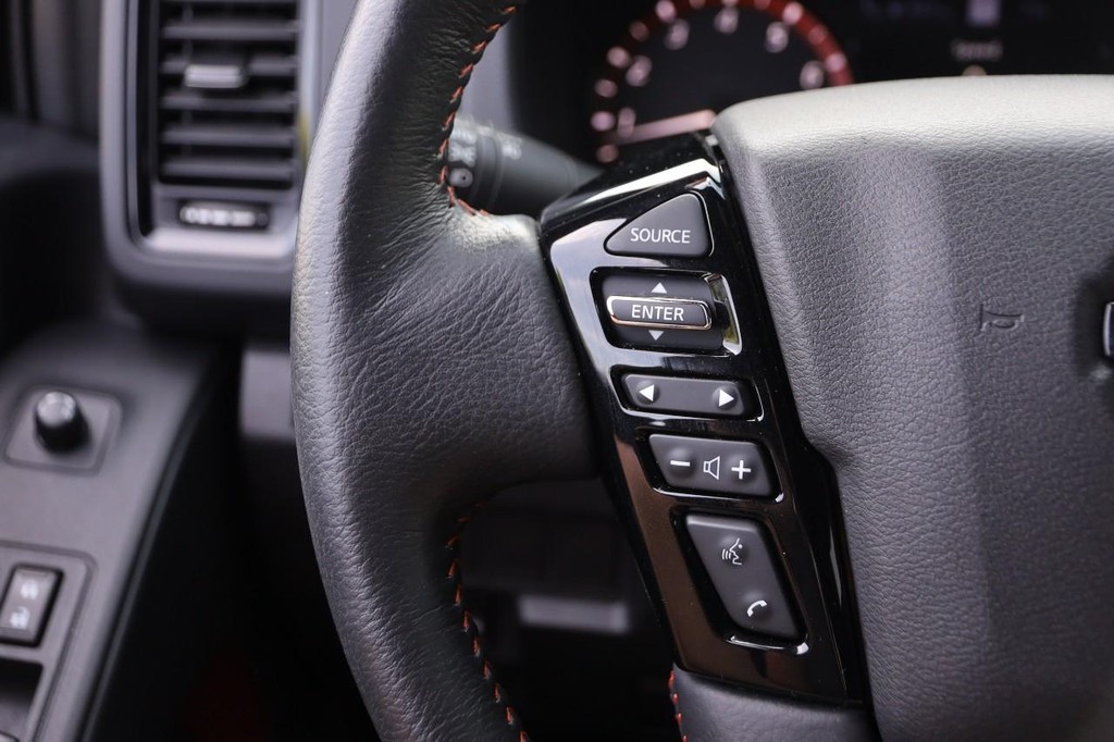 Nissan Frontier Vehicle Full-screen Gallery Image 11