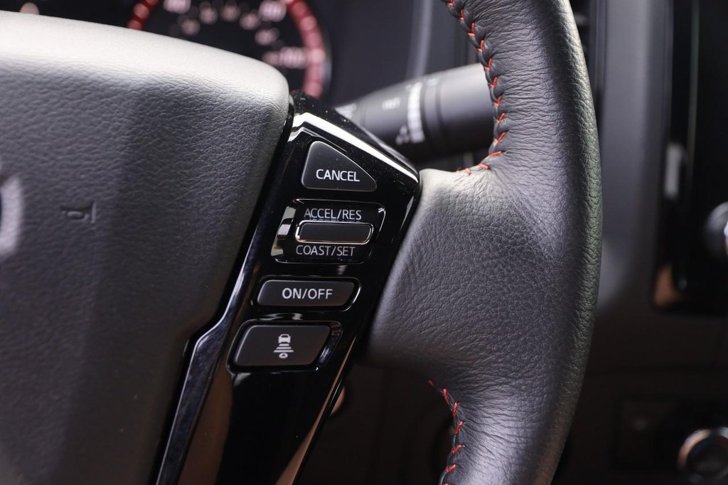 Nissan Frontier Vehicle Full-screen Gallery Image 12