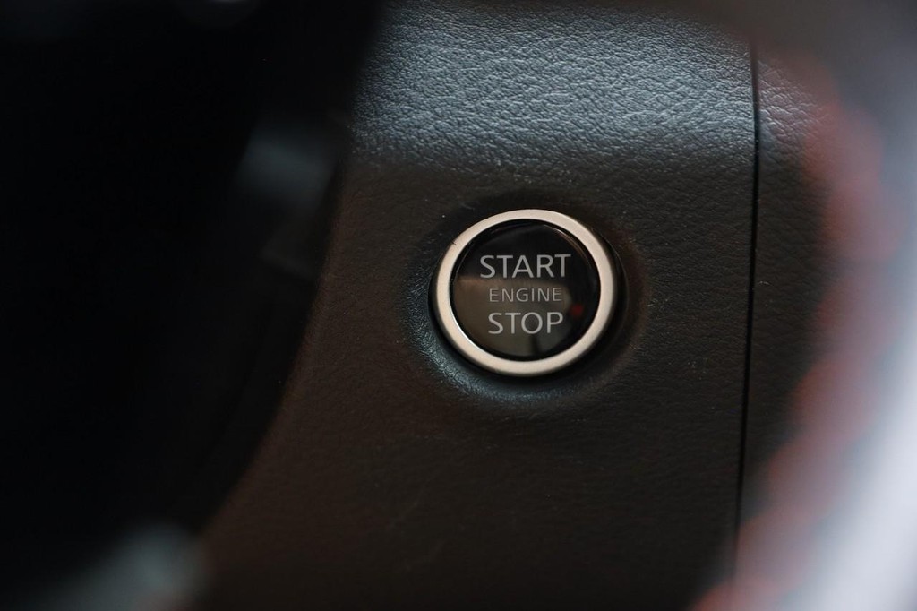 Nissan Frontier Vehicle Full-screen Gallery Image 14