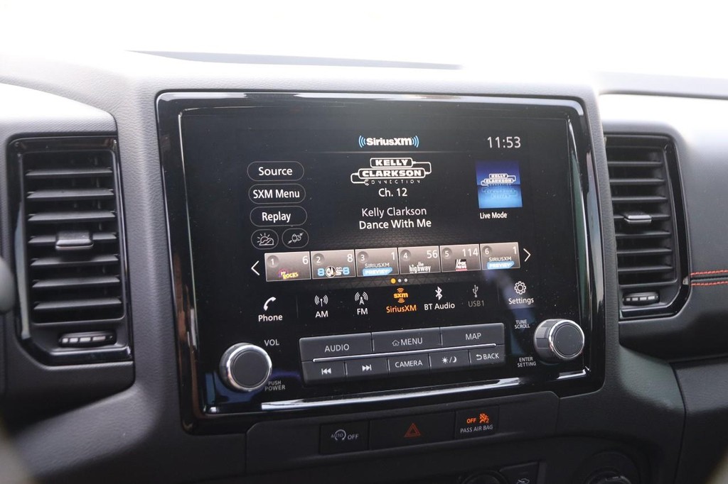 Nissan Frontier Vehicle Full-screen Gallery Image 16