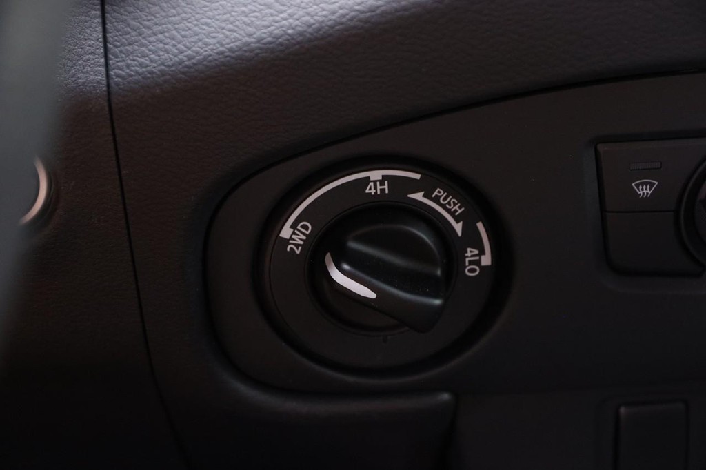 Nissan Frontier Vehicle Full-screen Gallery Image 19