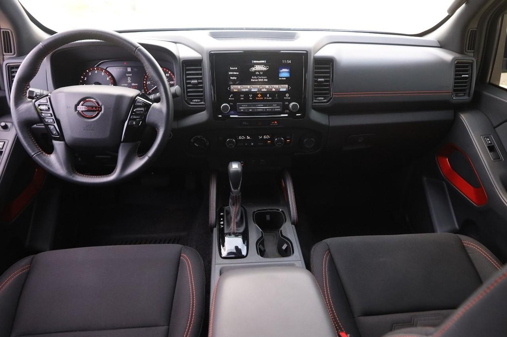 Nissan Frontier Vehicle Full-screen Gallery Image 21