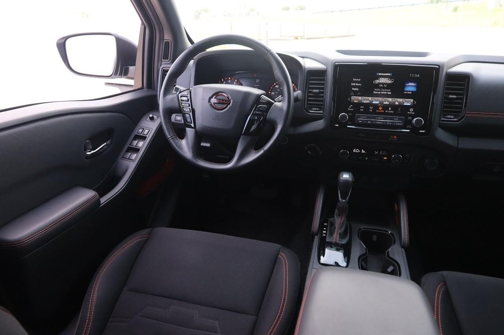 Nissan Frontier Vehicle Full-screen Gallery Image 22