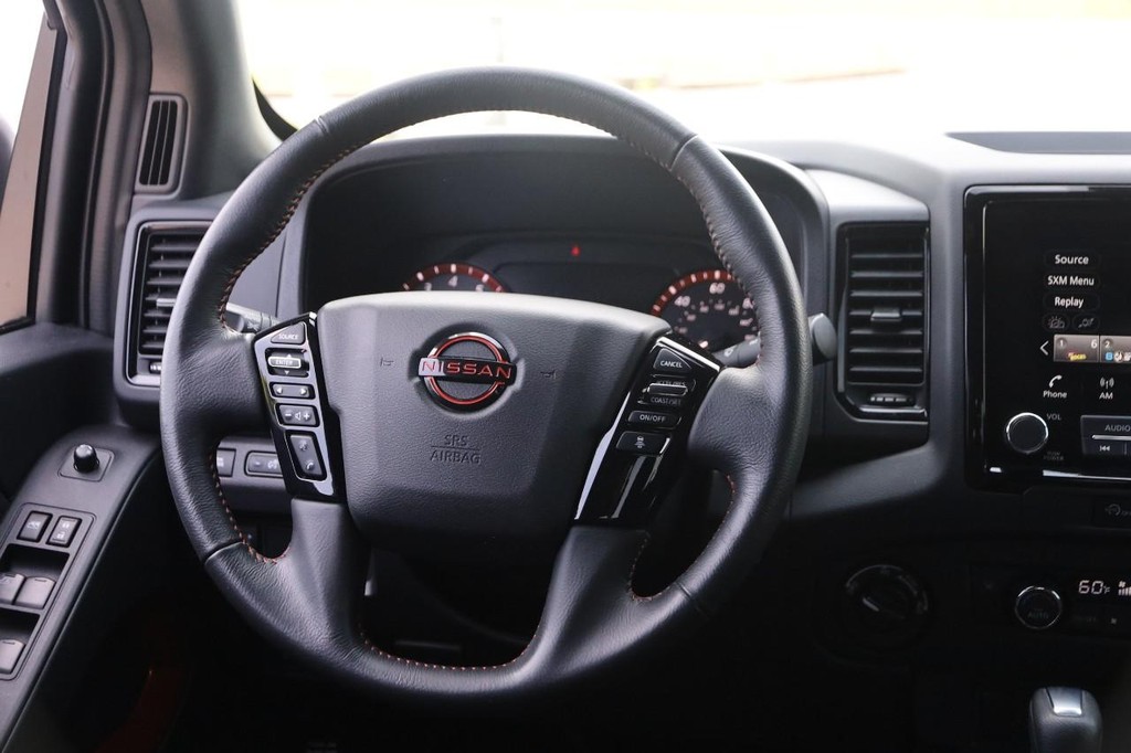 Nissan Frontier Vehicle Full-screen Gallery Image 23