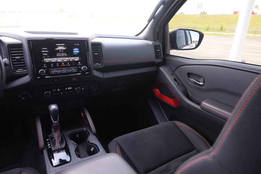Nissan Frontier Vehicle Full-screen Gallery Image 25