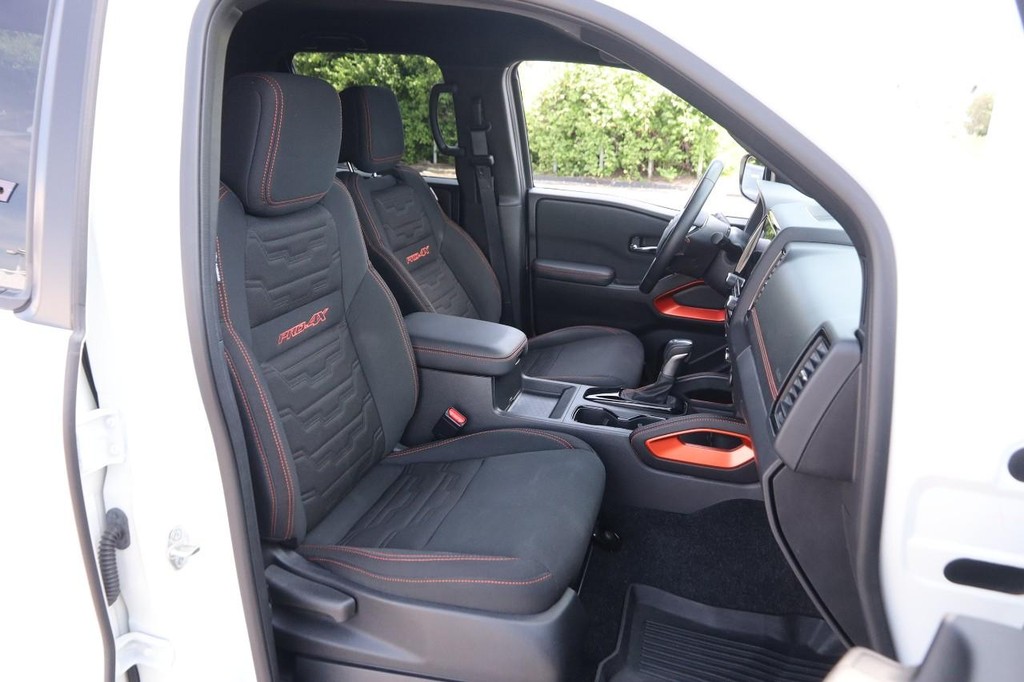 Nissan Frontier Vehicle Full-screen Gallery Image 26
