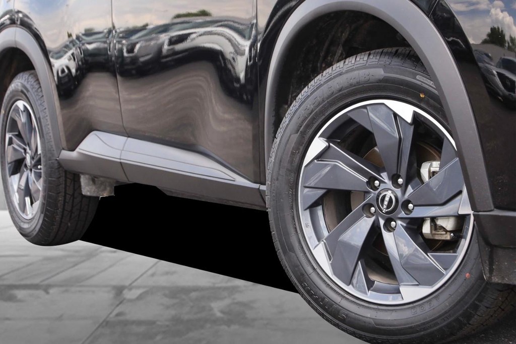 Nissan Rogue Vehicle Full-screen Gallery Image 3