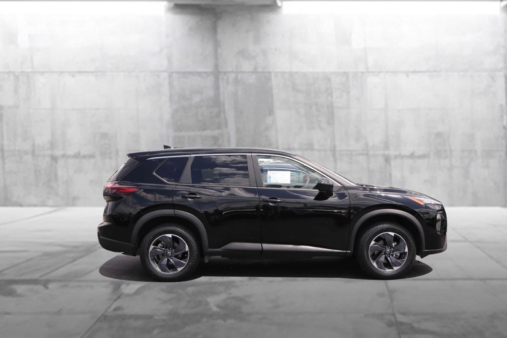 Nissan Rogue Vehicle Full-screen Gallery Image 5