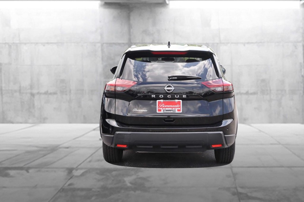 Nissan Rogue Vehicle Full-screen Gallery Image 6