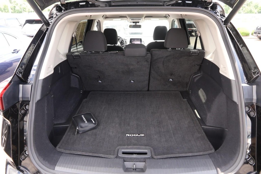 Nissan Rogue Vehicle Full-screen Gallery Image 7