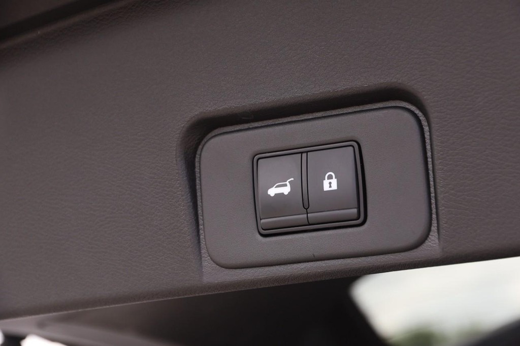 Nissan Rogue Vehicle Full-screen Gallery Image 8