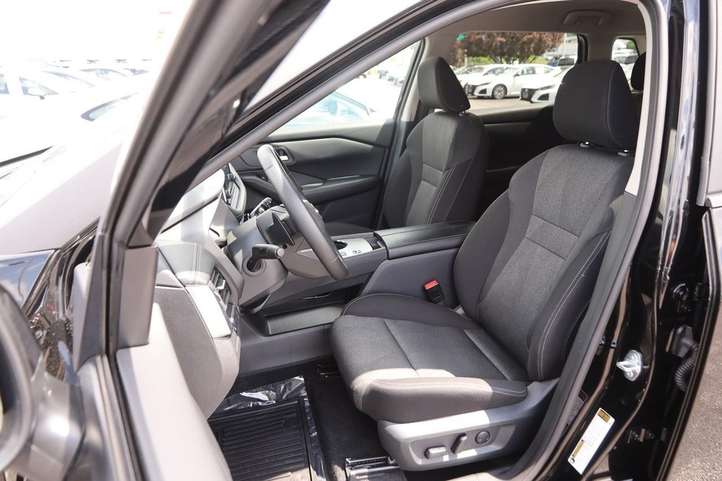 Nissan Rogue Vehicle Full-screen Gallery Image 9