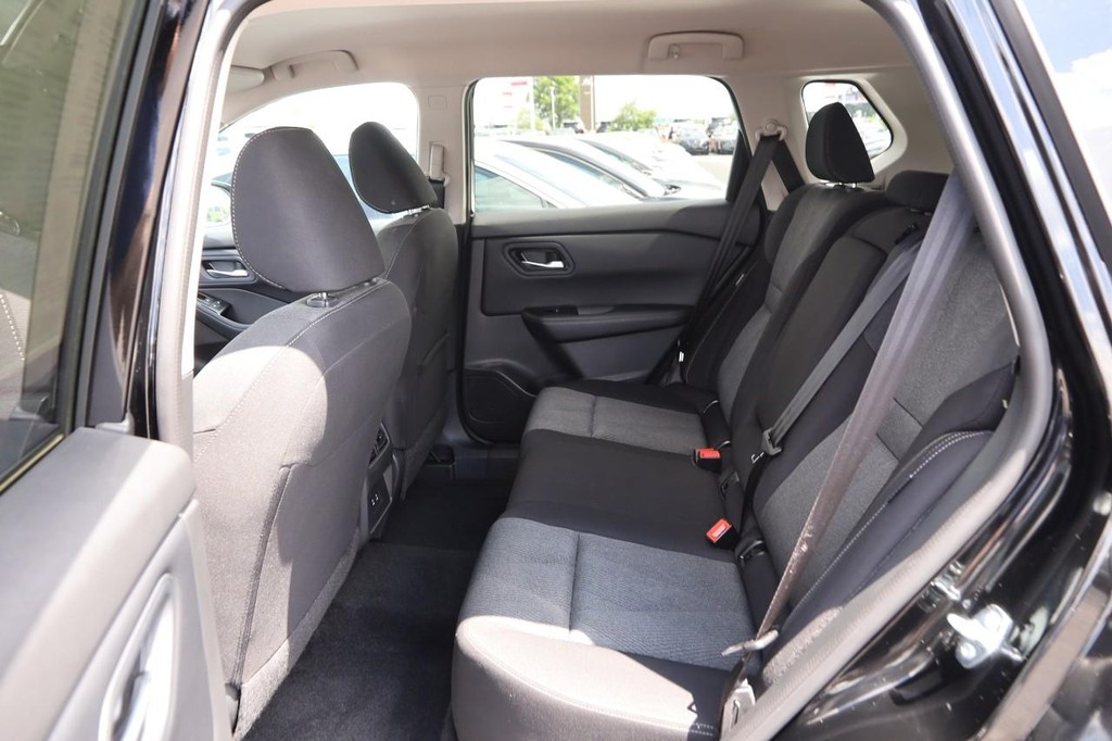 Nissan Rogue Vehicle Full-screen Gallery Image 10