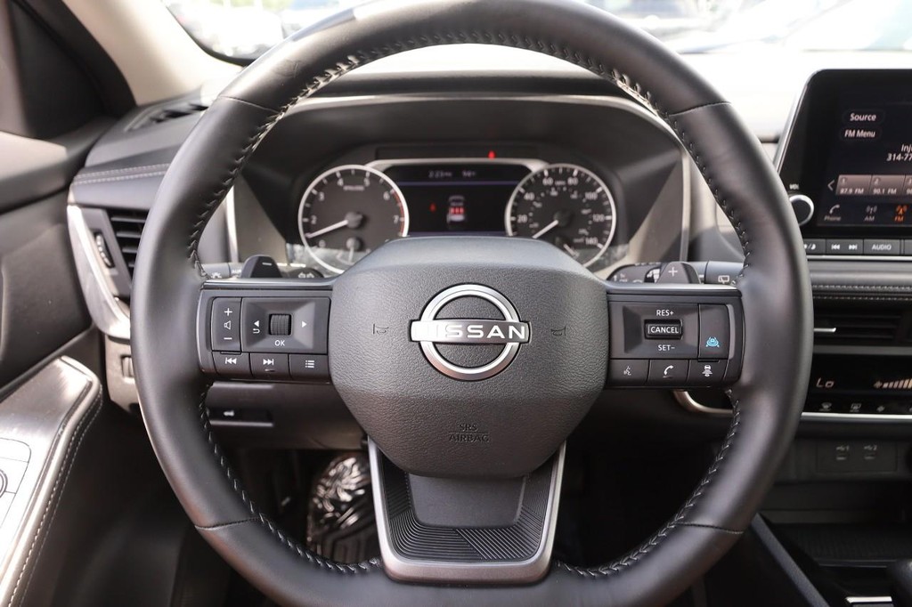 Nissan Rogue Vehicle Full-screen Gallery Image 11