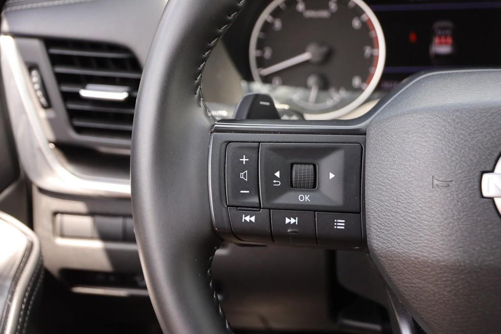 Nissan Rogue Vehicle Full-screen Gallery Image 12