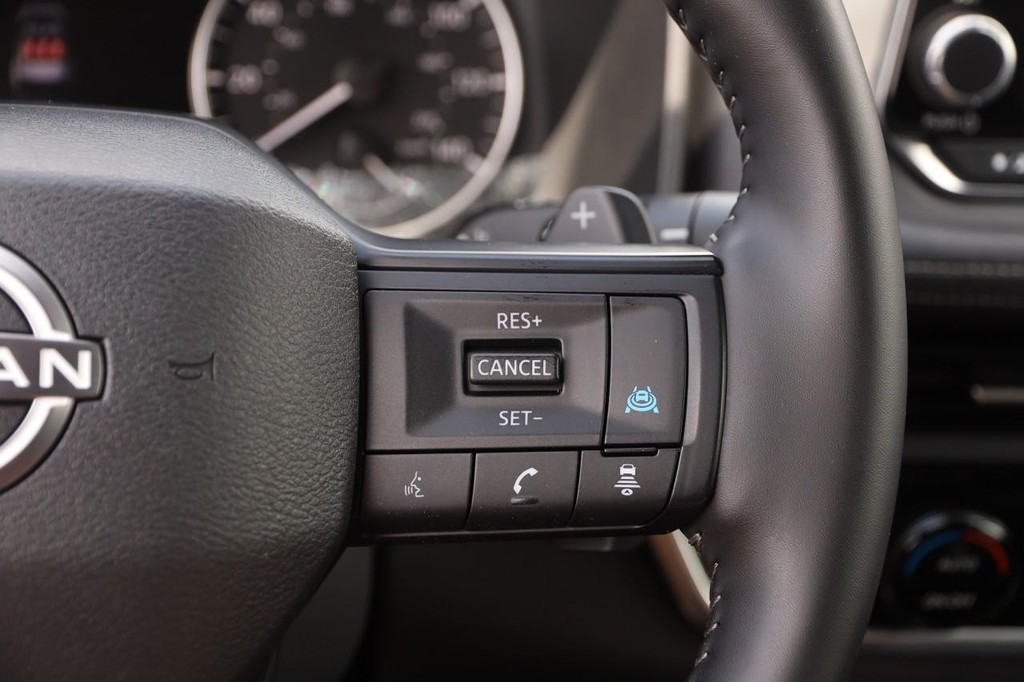 Nissan Rogue Vehicle Full-screen Gallery Image 13