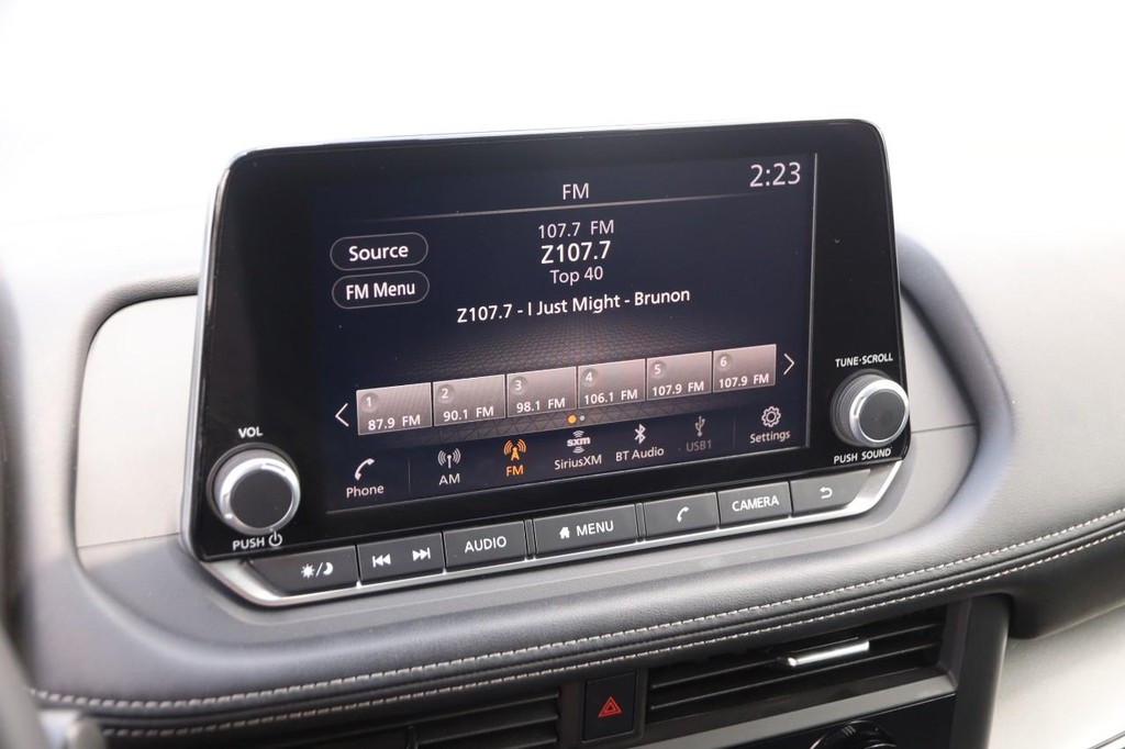 Nissan Rogue Vehicle Full-screen Gallery Image 16