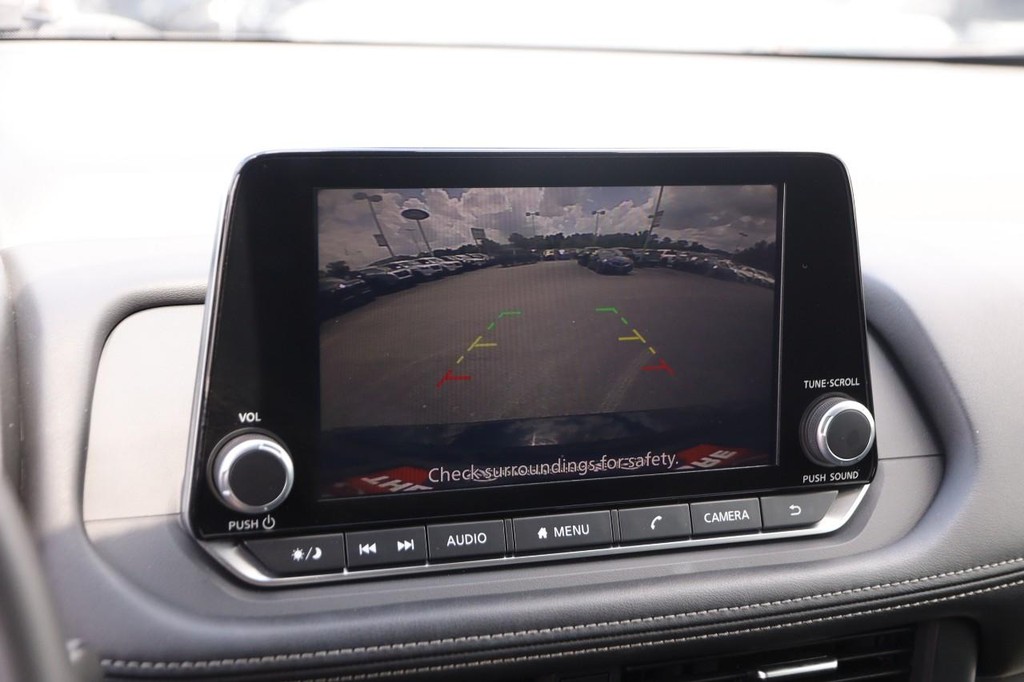 Nissan Rogue Vehicle Full-screen Gallery Image 17
