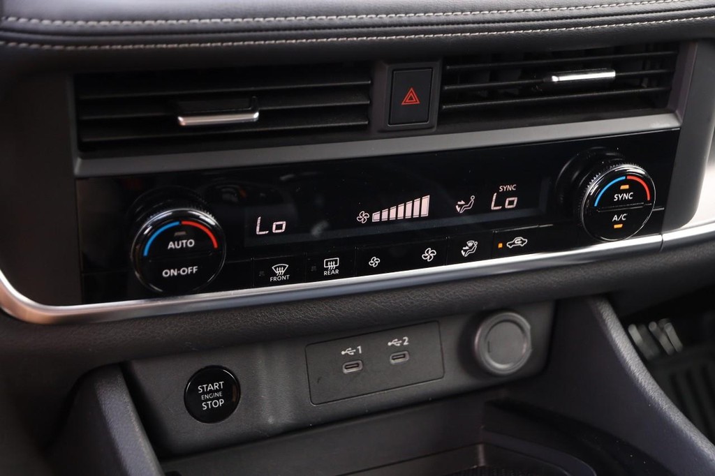 Nissan Rogue Vehicle Full-screen Gallery Image 18
