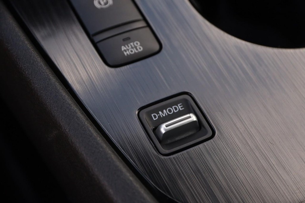 Nissan Rogue Vehicle Full-screen Gallery Image 19