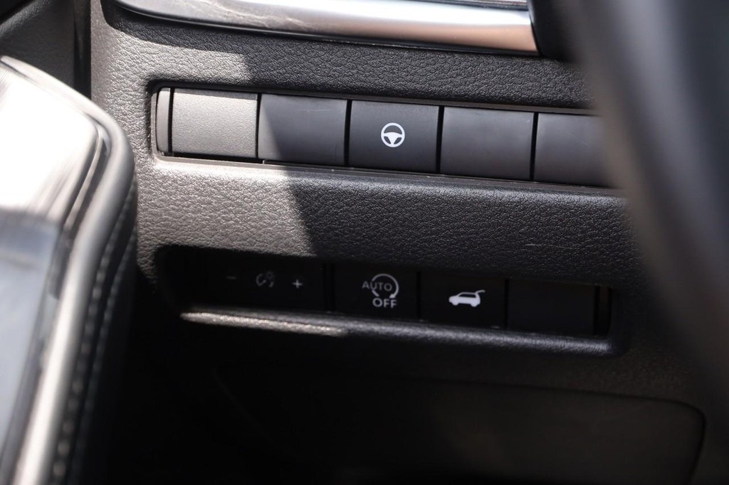 Nissan Rogue Vehicle Full-screen Gallery Image 20