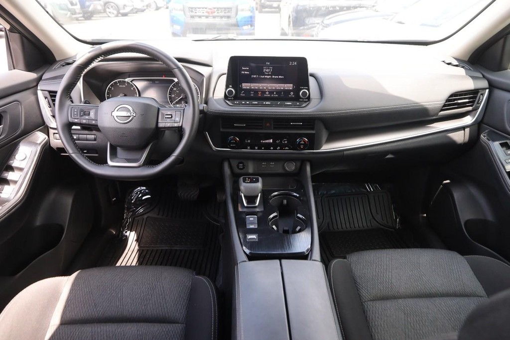 Nissan Rogue Vehicle Full-screen Gallery Image 21