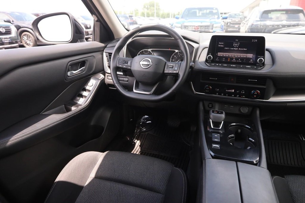 Nissan Rogue Vehicle Full-screen Gallery Image 22