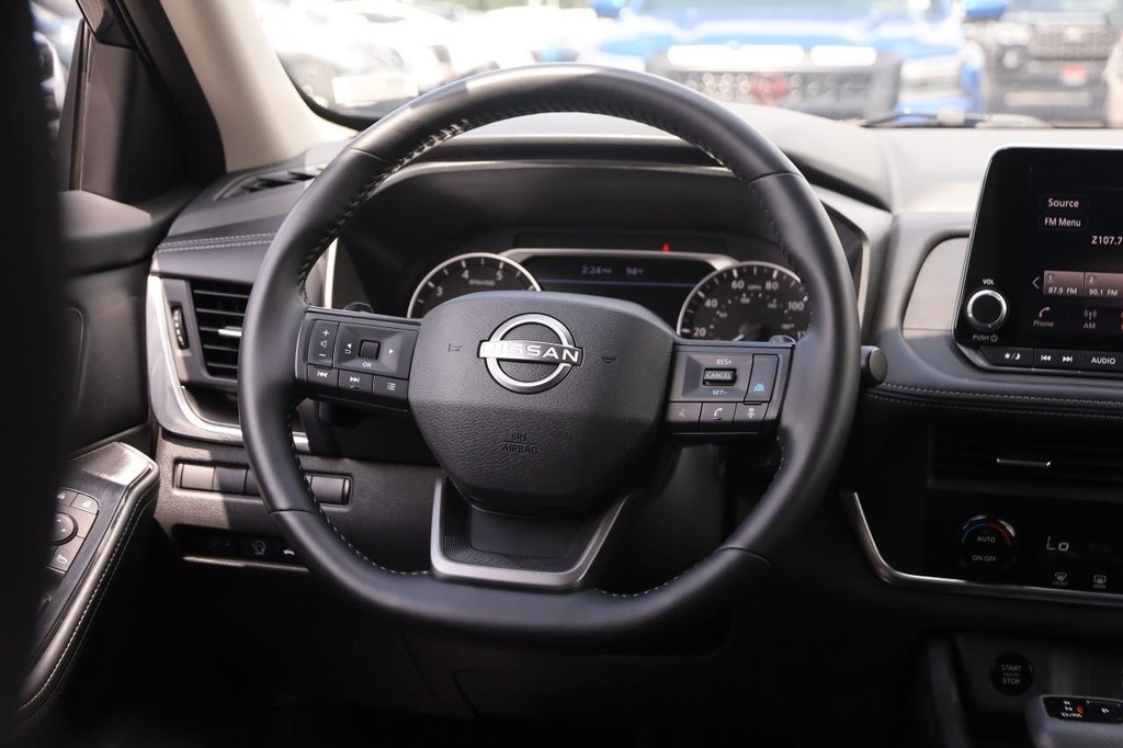 Nissan Rogue Vehicle Full-screen Gallery Image 23