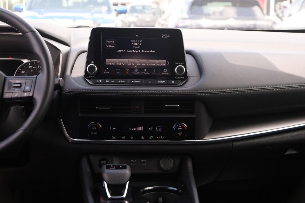 Nissan Rogue Vehicle Full-screen Gallery Image 24
