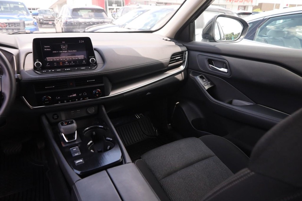 Nissan Rogue Vehicle Full-screen Gallery Image 25