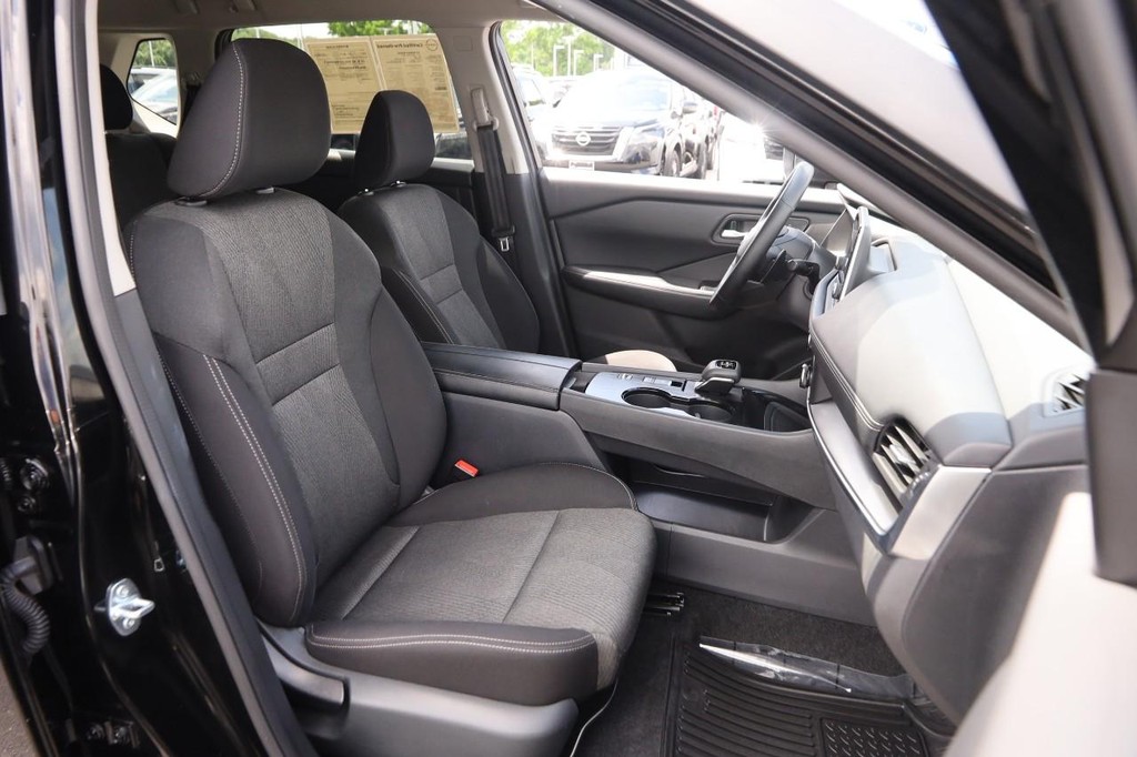 Nissan Rogue Vehicle Full-screen Gallery Image 26