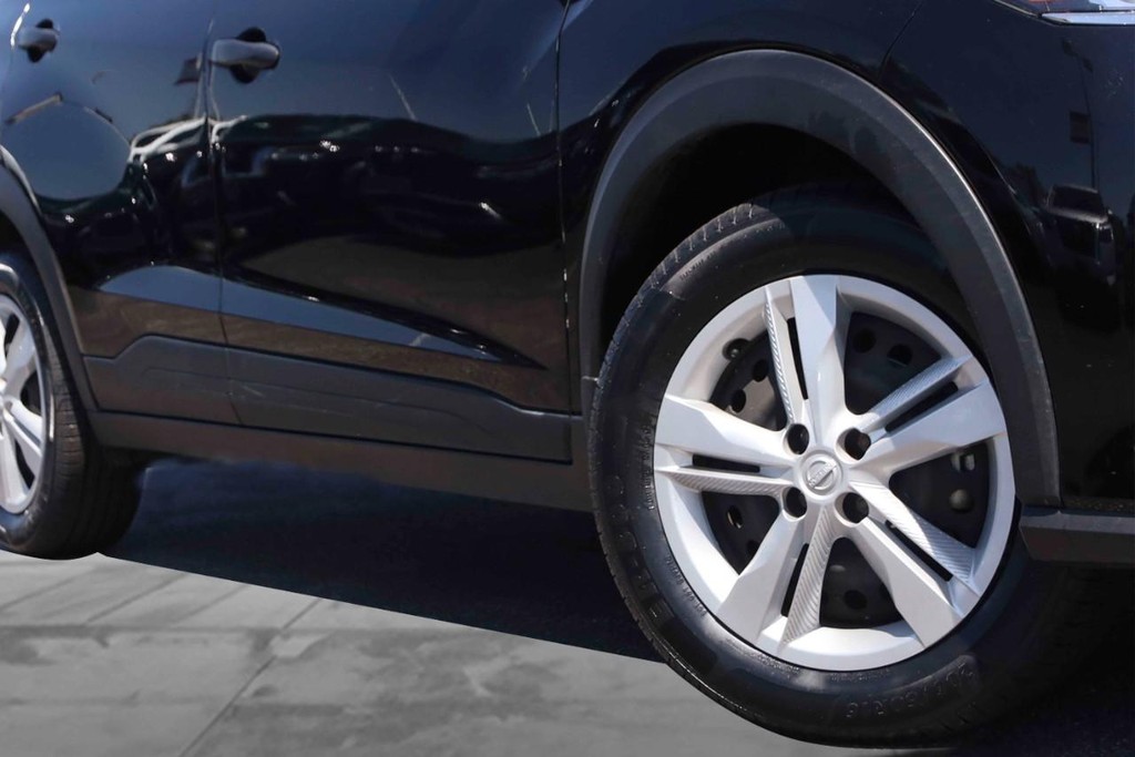 Nissan Kicks Vehicle Full-screen Gallery Image 3