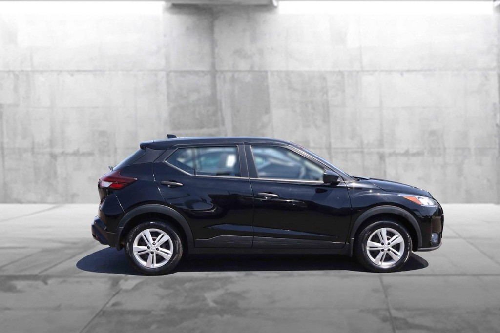 Nissan Kicks Vehicle Full-screen Gallery Image 5