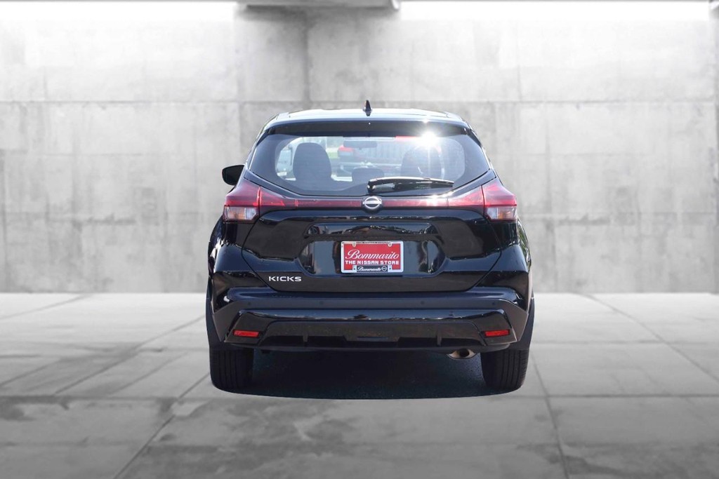 Nissan Kicks Vehicle Full-screen Gallery Image 6