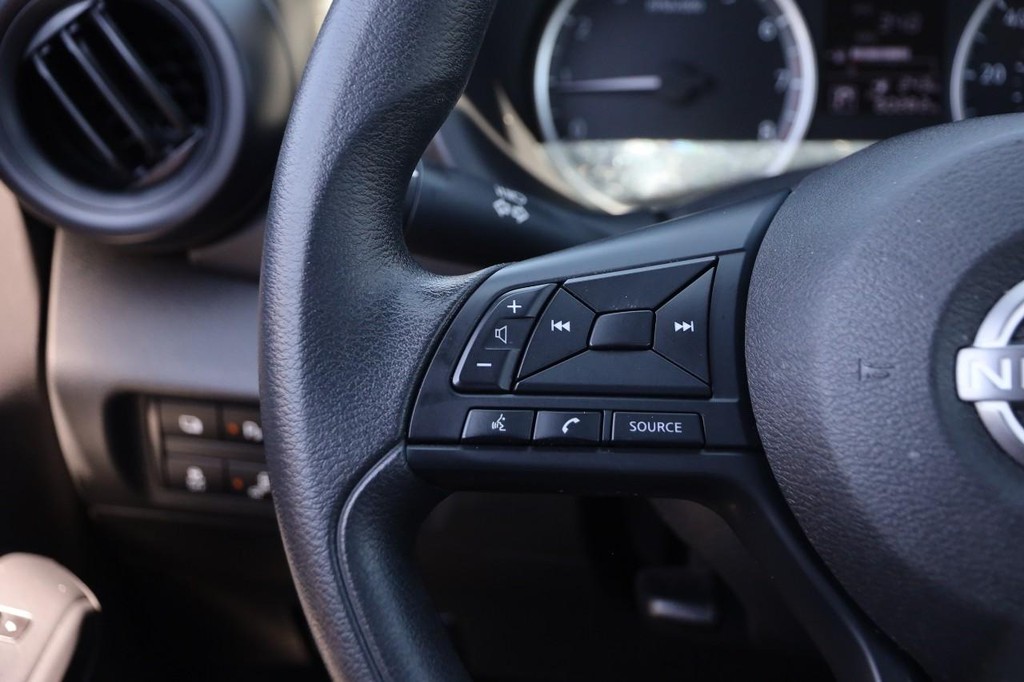 Nissan Kicks Vehicle Full-screen Gallery Image 11