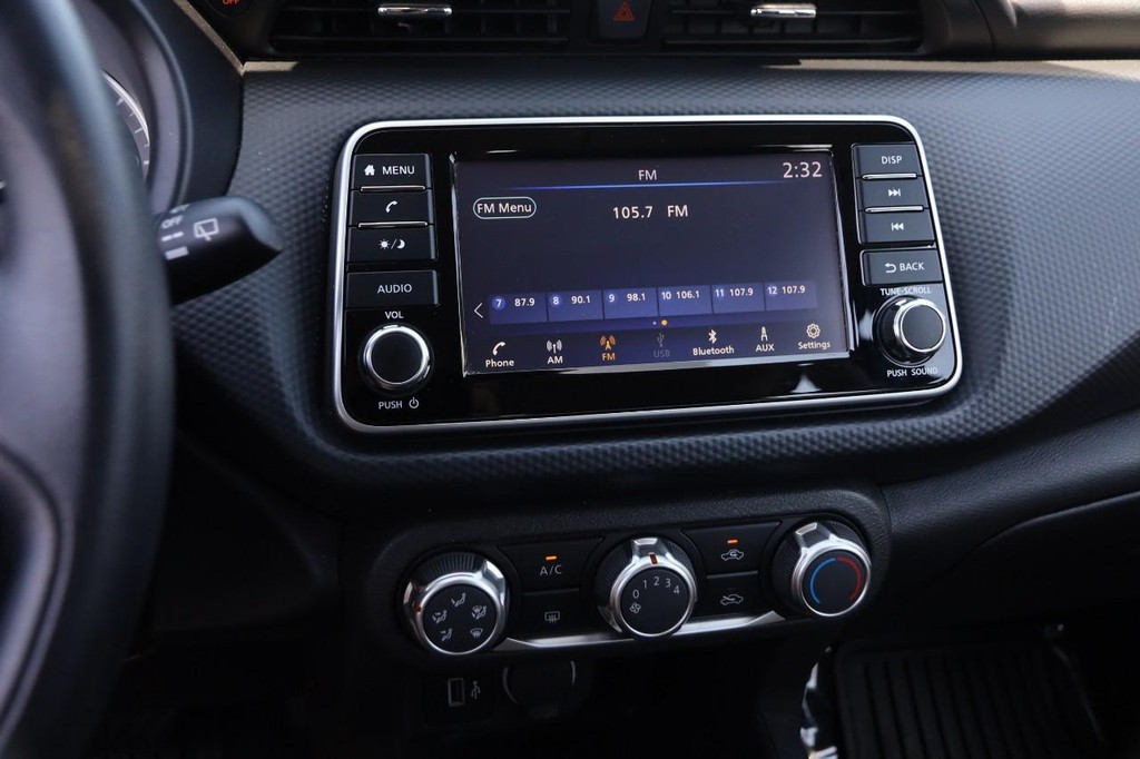 Nissan Kicks Vehicle Full-screen Gallery Image 14