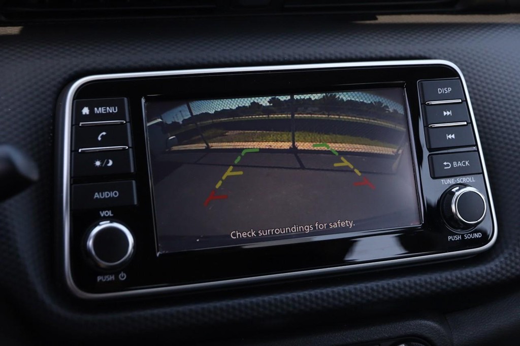 Nissan Kicks Vehicle Full-screen Gallery Image 16