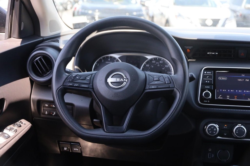 Nissan Kicks Vehicle Full-screen Gallery Image 23