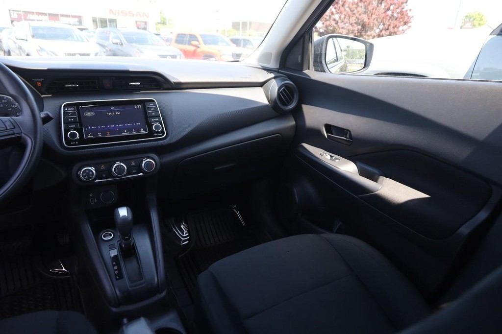 Nissan Kicks Vehicle Full-screen Gallery Image 25