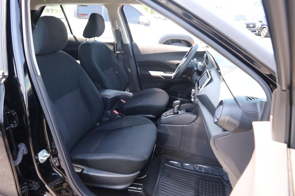 Nissan Kicks Vehicle Full-screen Gallery Image 26
