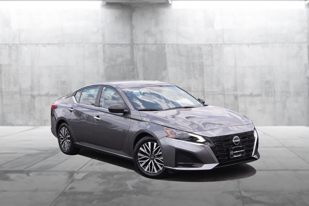 Nissan Altima Vehicle Full-screen Gallery Image 2
